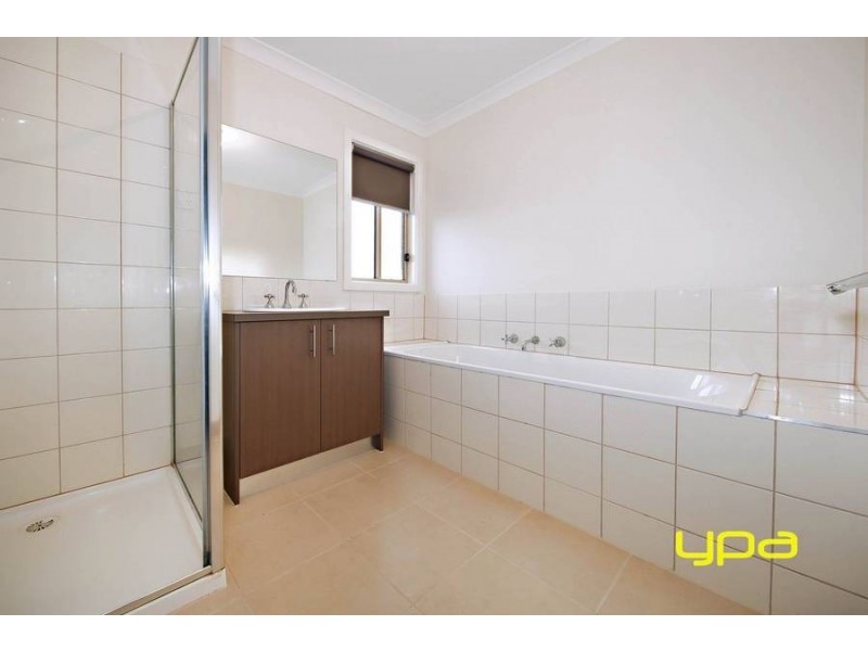 1/40 McCubbin Way, Caroline Springs VIC 3023