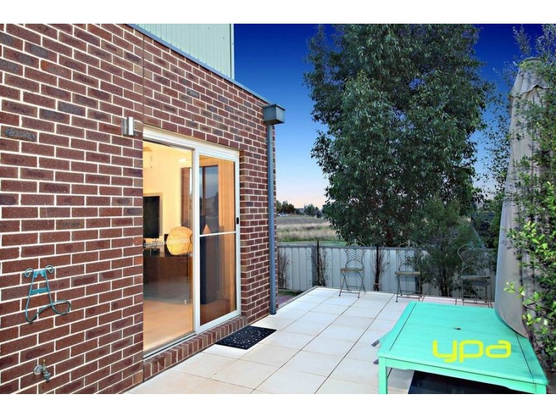 1/40 McCubbin Way, Caroline Springs VIC 3023