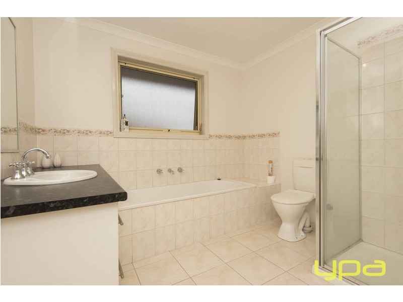 3 Alexandra Garden, Caroline Springs VIC 3023