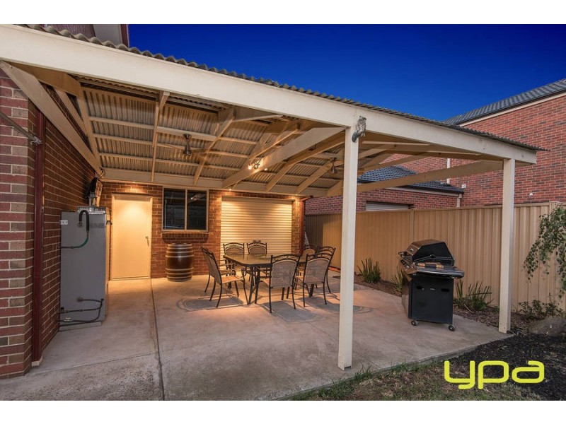 3 Alexandra Garden, Caroline Springs VIC 3023