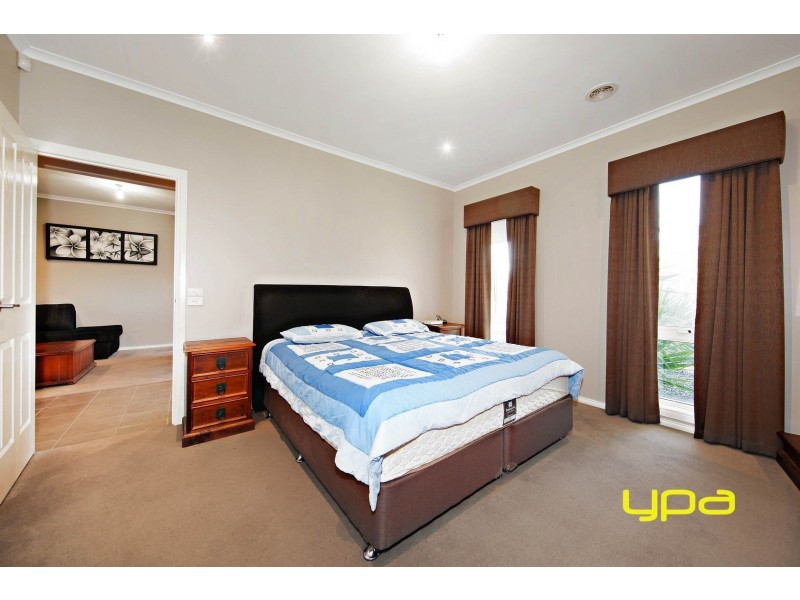 1 Hascombe Drive, Caroline Springs VIC 3023