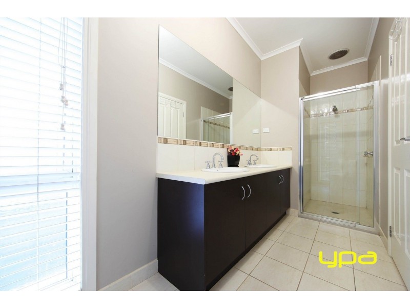 1 Hascombe Drive, Caroline Springs VIC 3023