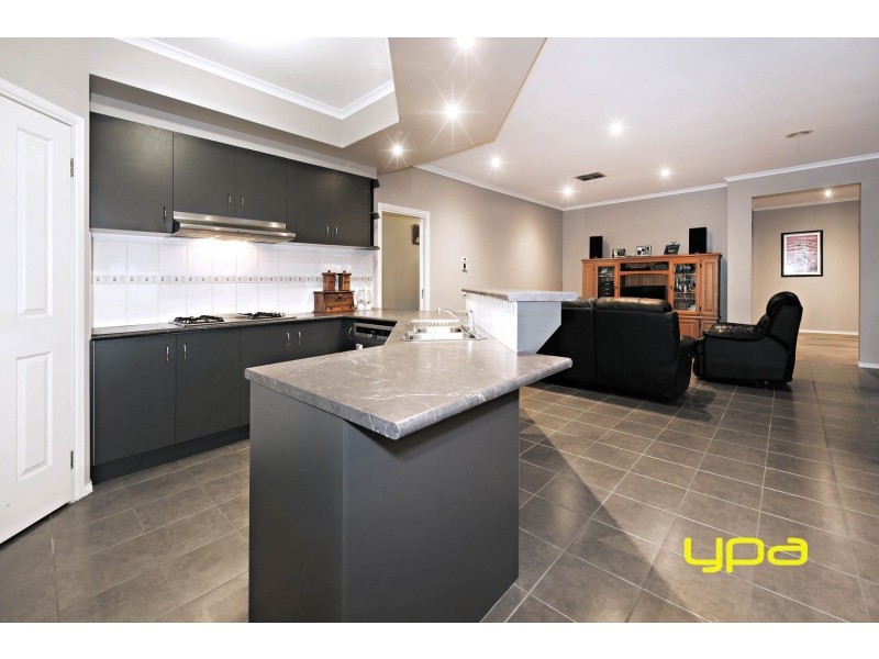 1 Hascombe Drive, Caroline Springs VIC 3023