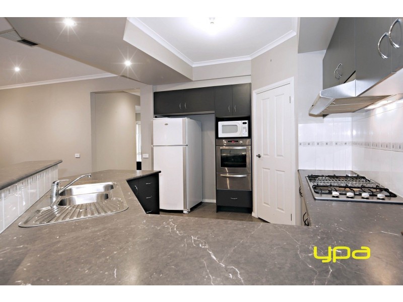 1 Hascombe Drive, Caroline Springs VIC 3023