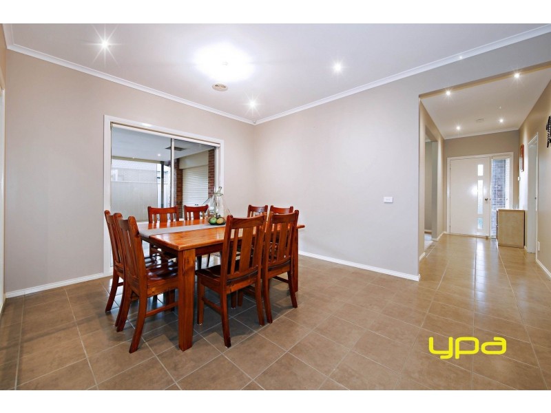 1 Hascombe Drive, Caroline Springs VIC 3023