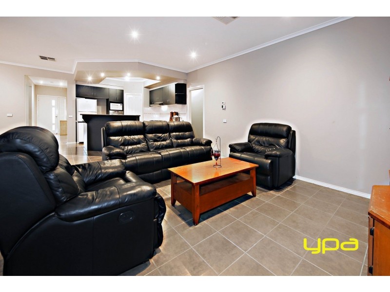 1 Hascombe Drive, Caroline Springs VIC 3023