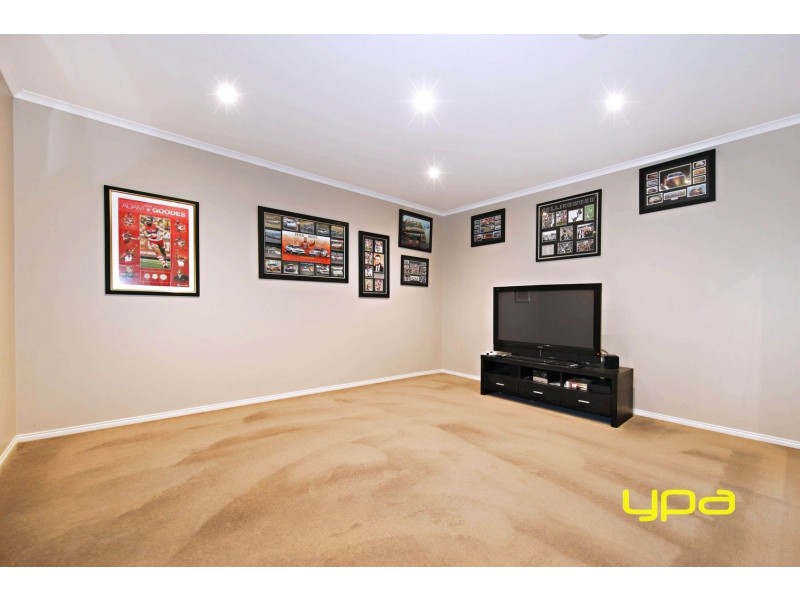 1 Hascombe Drive, Caroline Springs VIC 3023