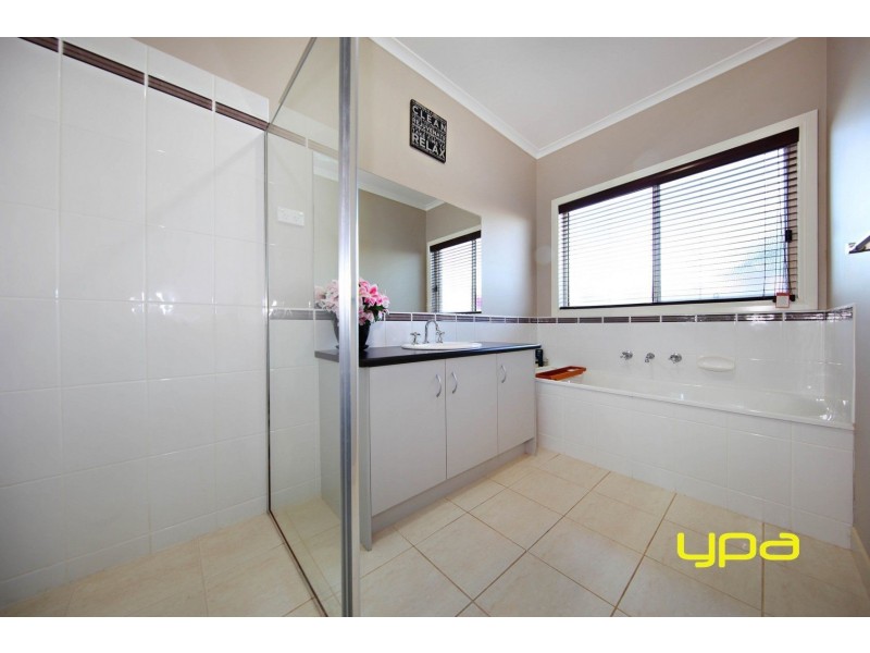 1 Hascombe Drive, Caroline Springs VIC 3023