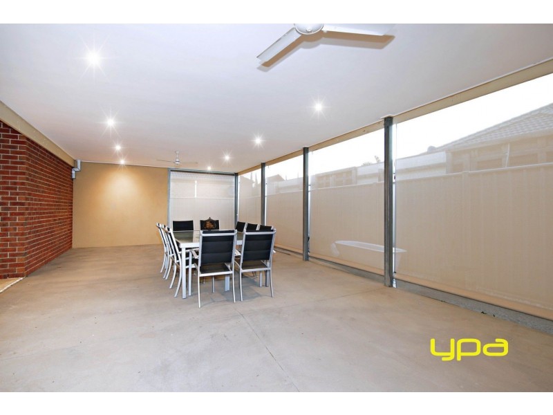 1 Hascombe Drive, Caroline Springs VIC 3023