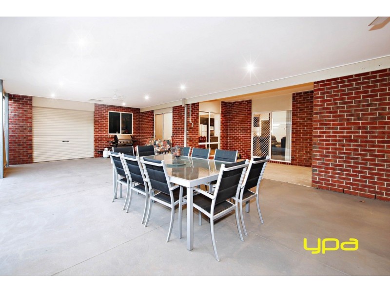 1 Hascombe Drive, Caroline Springs VIC 3023