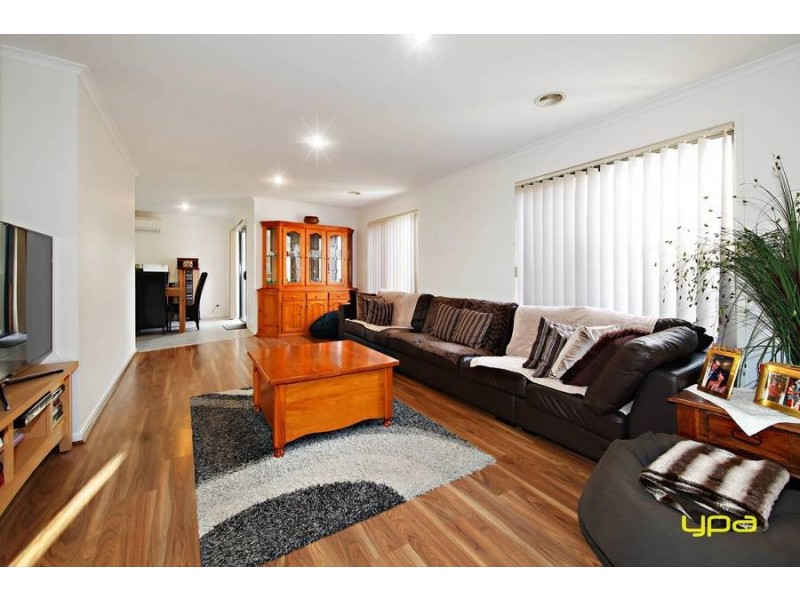 6/8 Sherdley Green, Caroline Springs VIC 3023