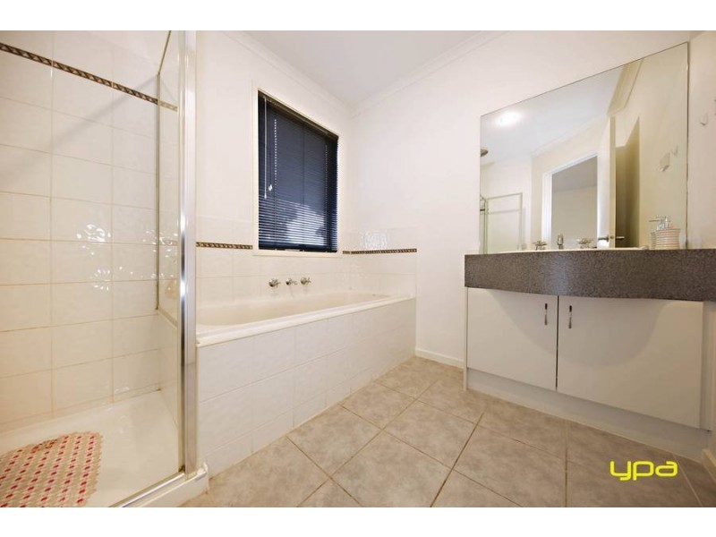 6/8 Sherdley Green, Caroline Springs VIC 3023