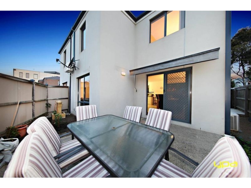 6/8 Sherdley Green, Caroline Springs VIC 3023