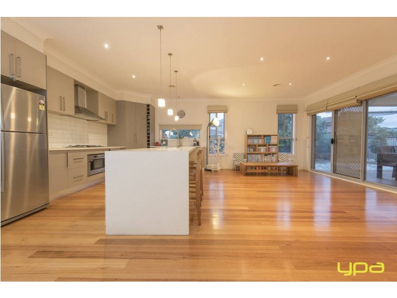 2 Weigall Close, Caroline Springs VIC 3023