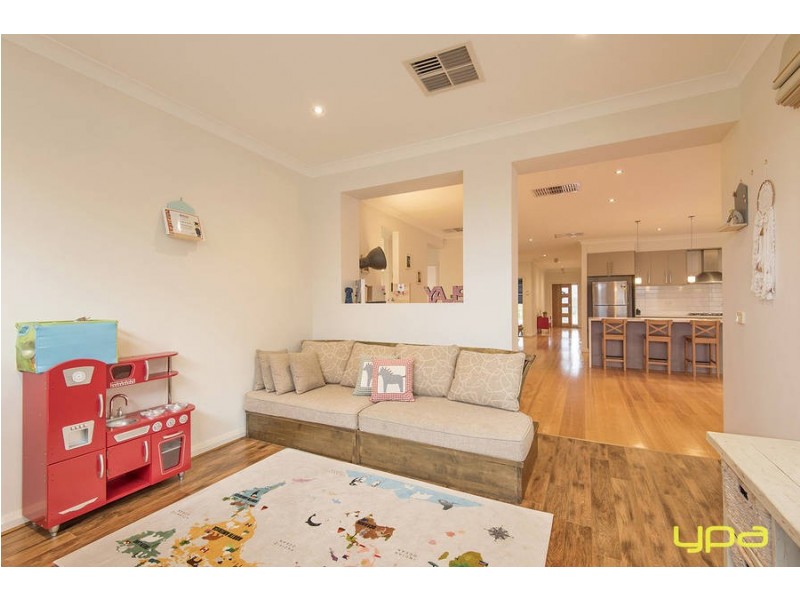 2 Weigall Close, Caroline Springs VIC 3023