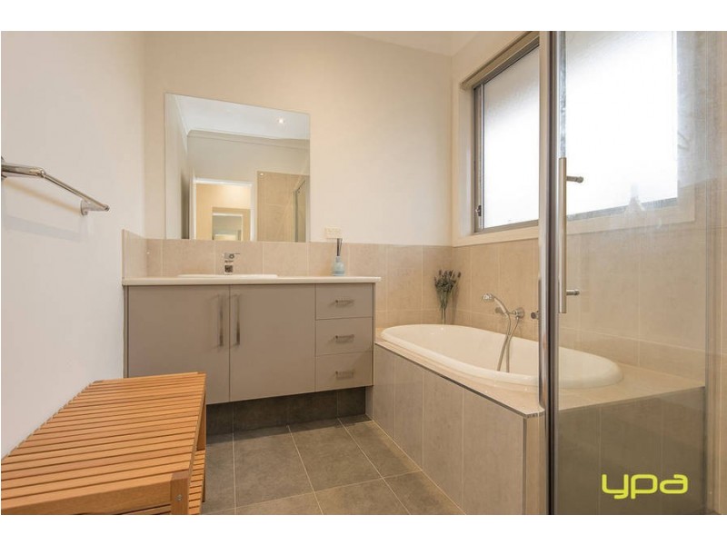2 Weigall Close, Caroline Springs VIC 3023