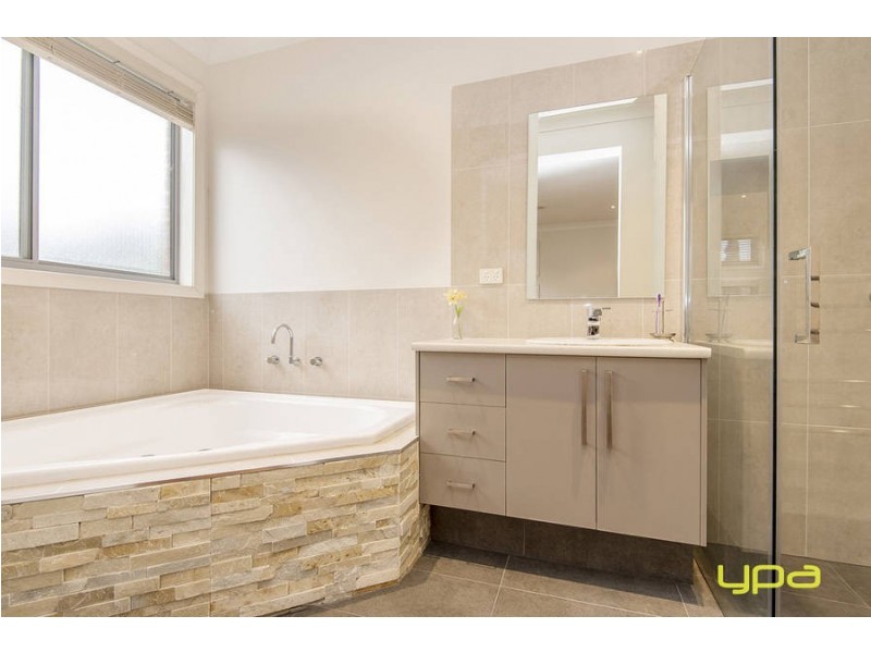 2 Weigall Close, Caroline Springs VIC 3023