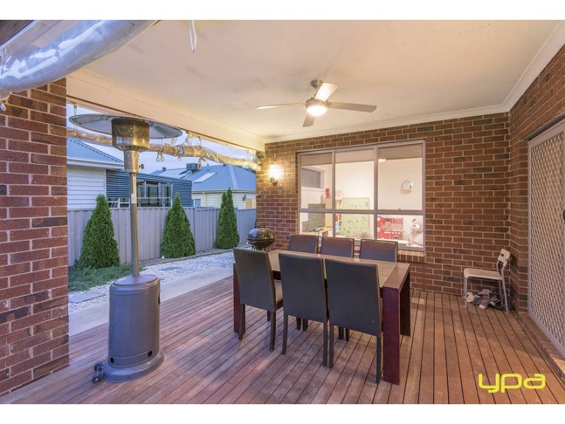 2 Weigall Close, Caroline Springs VIC 3023