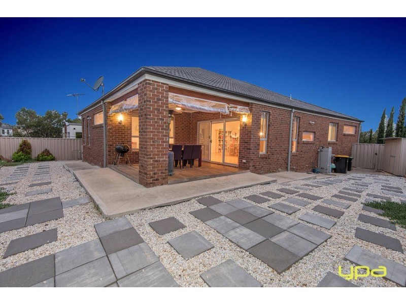 2 Weigall Close, Caroline Springs VIC 3023
