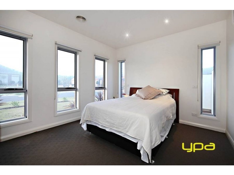 6 Aberfeldie Way, Caroline Springs VIC 3023