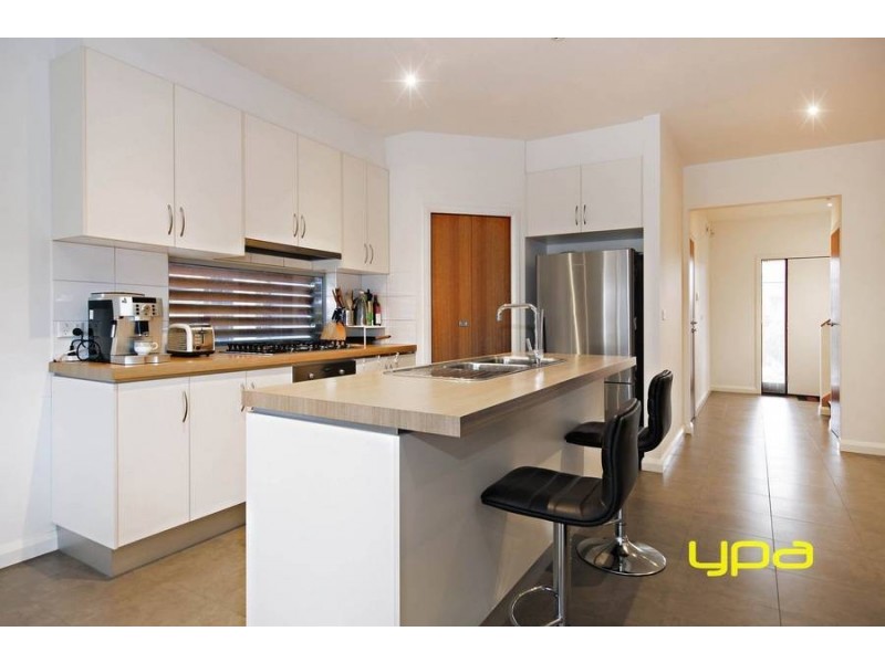 6 Aberfeldie Way, Caroline Springs VIC 3023