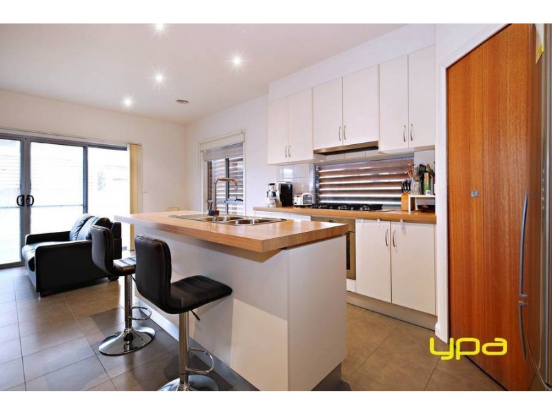 6 Aberfeldie Way, Caroline Springs VIC 3023