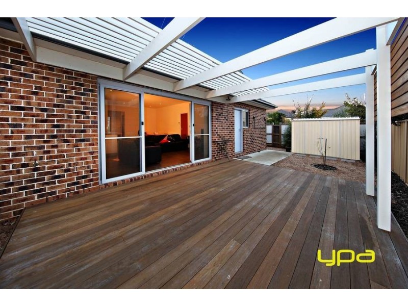 6 Aberfeldie Way, Caroline Springs VIC 3023