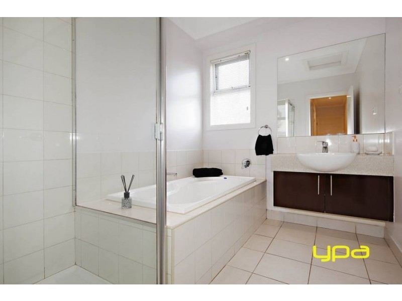 6 Strathvea Lane, Caroline Springs VIC 3023