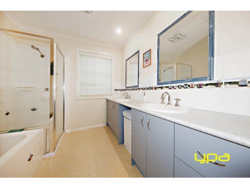 3 Chorlton Place, Caroline Springs VIC 3023