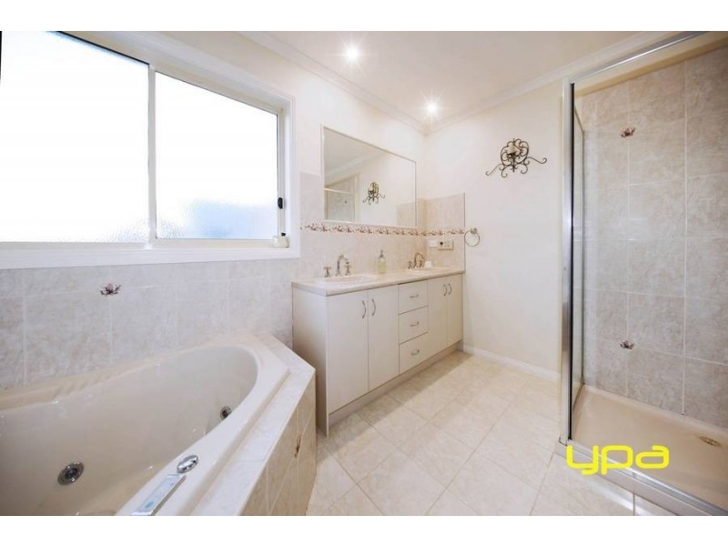 3 Chorlton Place, Caroline Springs VIC 3023