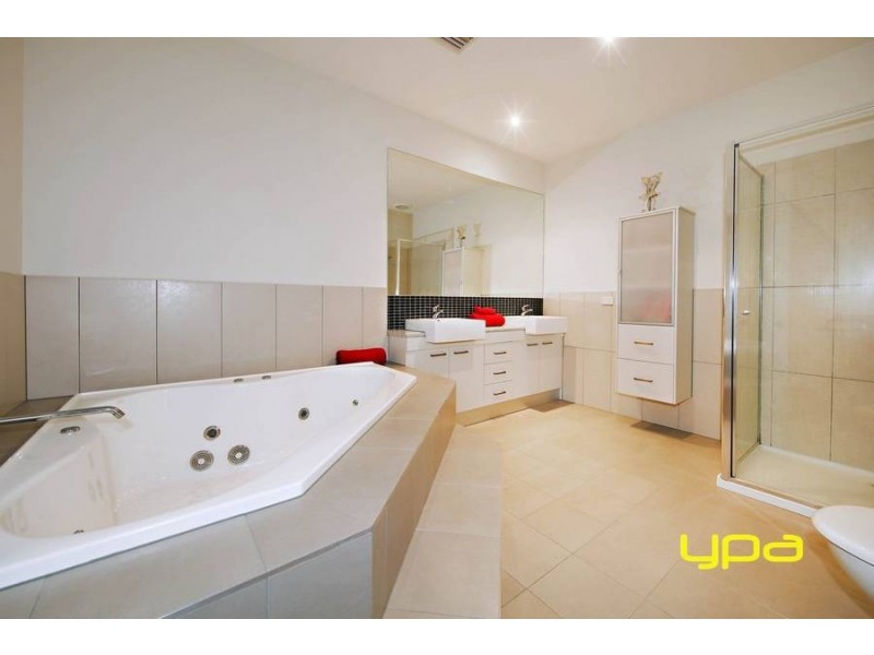 7 Como Glen, Caroline Springs VIC 3023