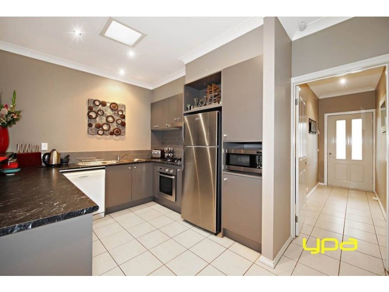 27 Cobaw Circuit, Caroline Springs VIC 3023