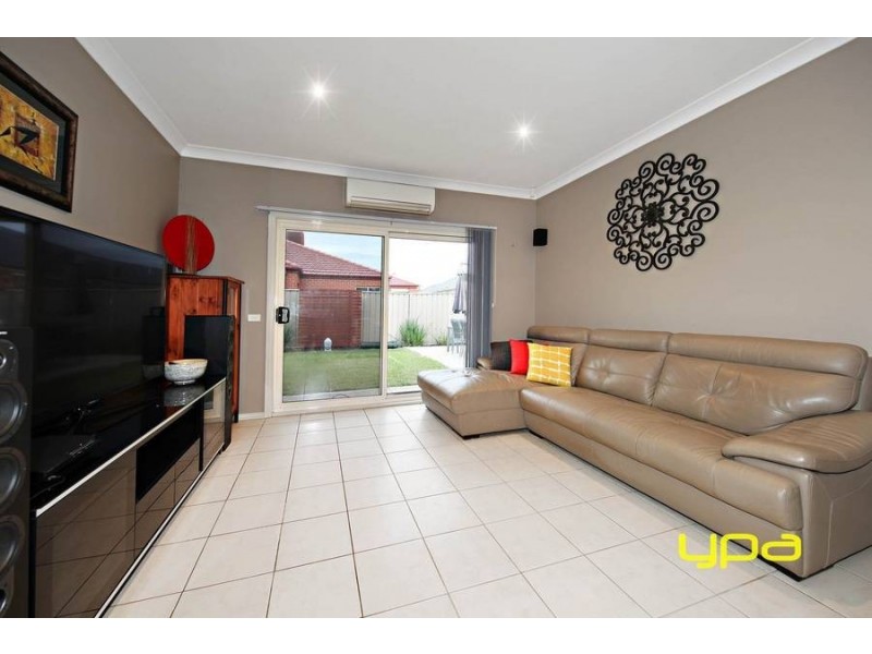 27 Cobaw Circuit, Caroline Springs VIC 3023