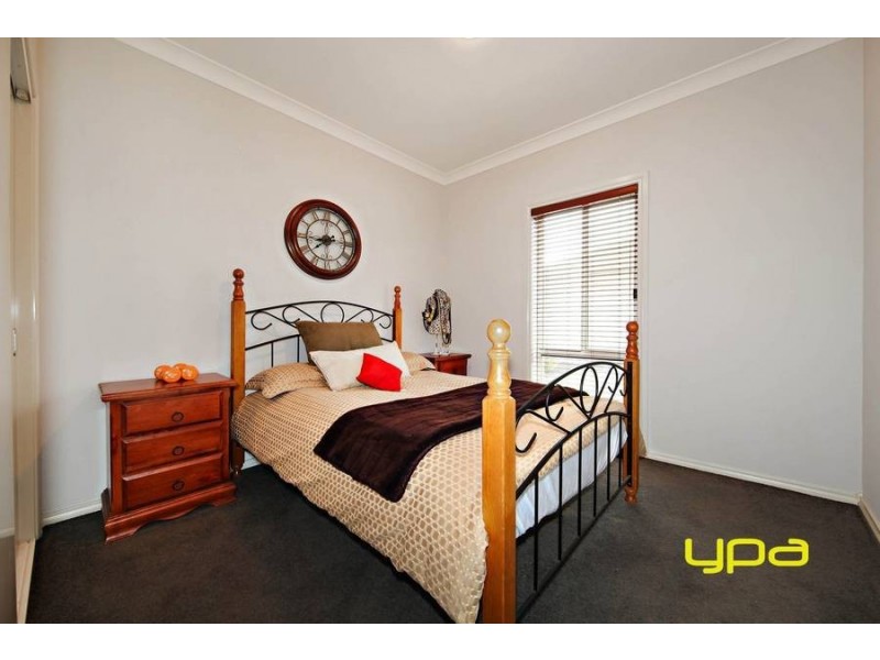 27 Cobaw Circuit, Caroline Springs VIC 3023