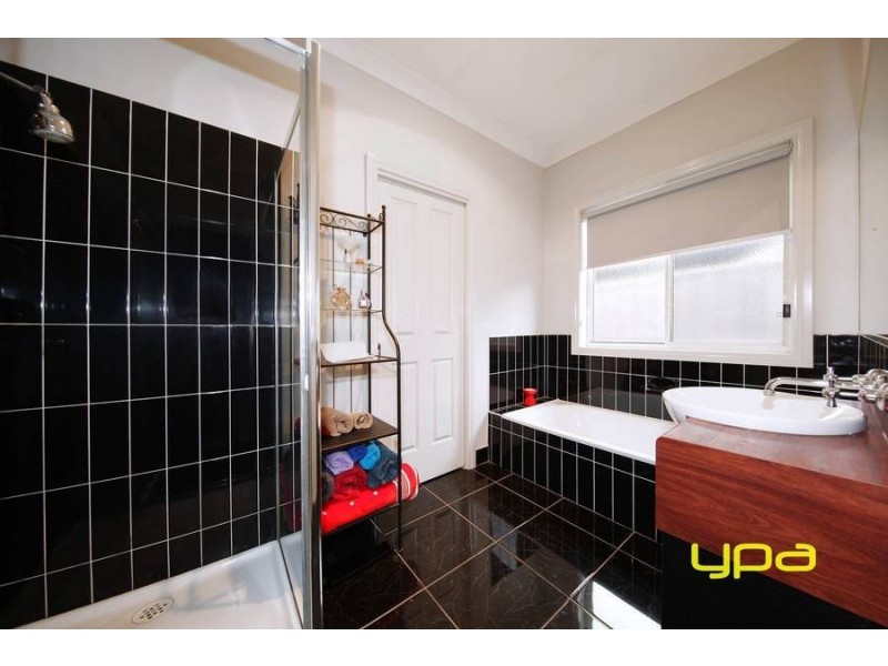 27 Cobaw Circuit, Caroline Springs VIC 3023