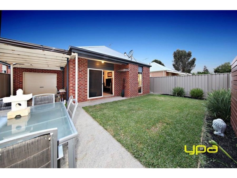 27 Cobaw Circuit, Caroline Springs VIC 3023