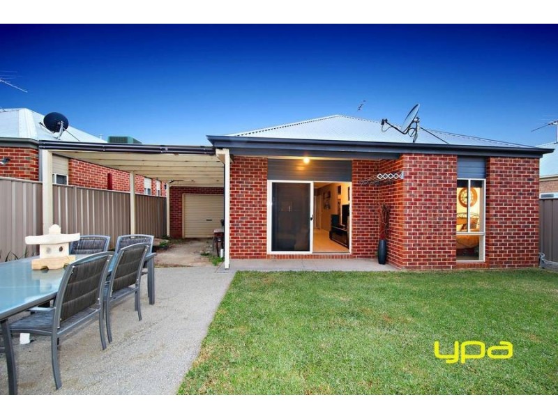 27 Cobaw Circuit, Caroline Springs VIC 3023