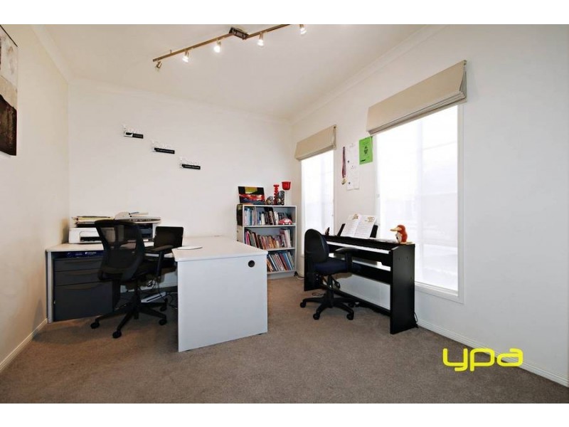 2 Elgar Lane, Caroline Springs VIC 3023