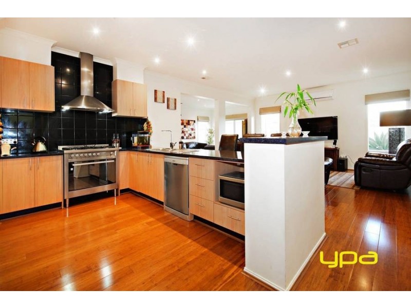 2 Elgar Lane, Caroline Springs VIC 3023