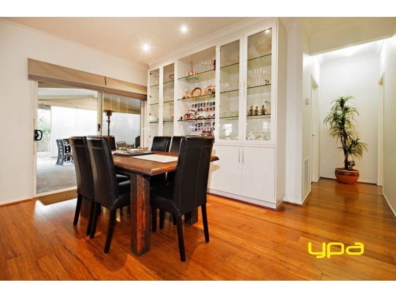 2 Elgar Lane, Caroline Springs VIC 3023