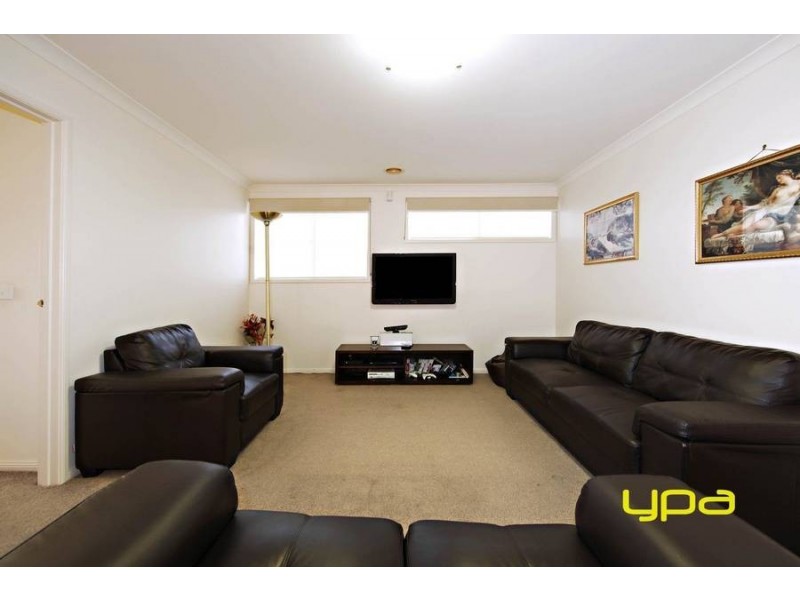 2 Elgar Lane, Caroline Springs VIC 3023