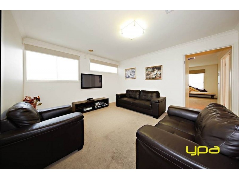 2 Elgar Lane, Caroline Springs VIC 3023