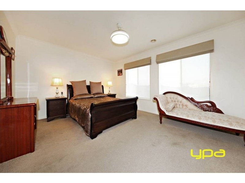 2 Elgar Lane, Caroline Springs VIC 3023