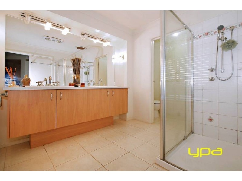 2 Elgar Lane, Caroline Springs VIC 3023