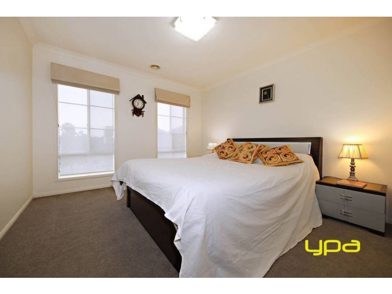 2 Elgar Lane, Caroline Springs VIC 3023