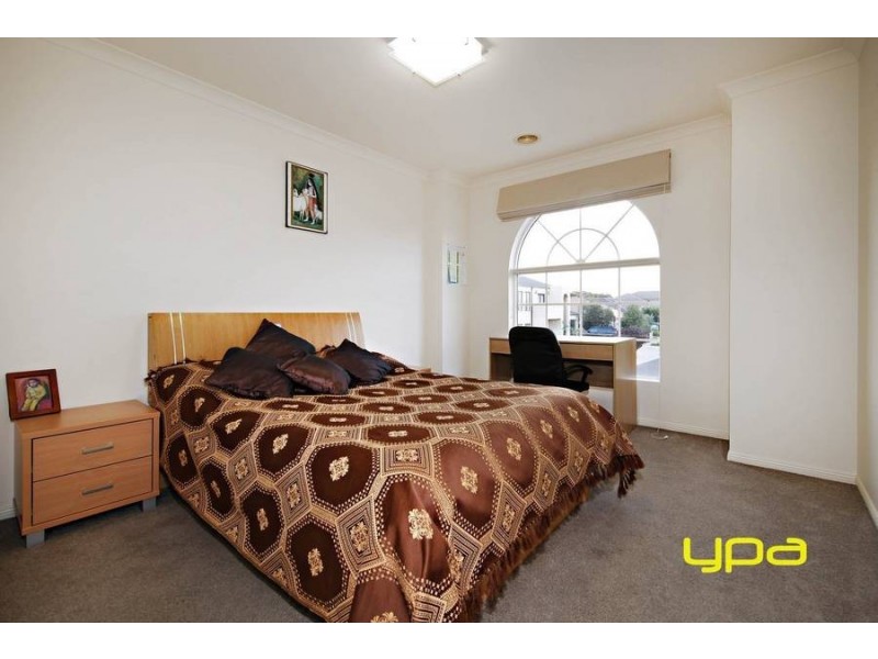 2 Elgar Lane, Caroline Springs VIC 3023