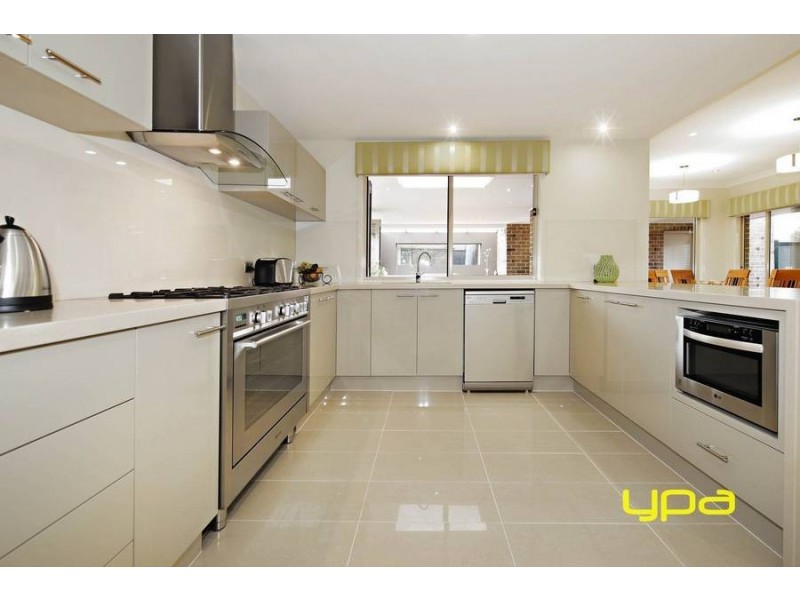 24 Woodward Way, Caroline Springs VIC 3023