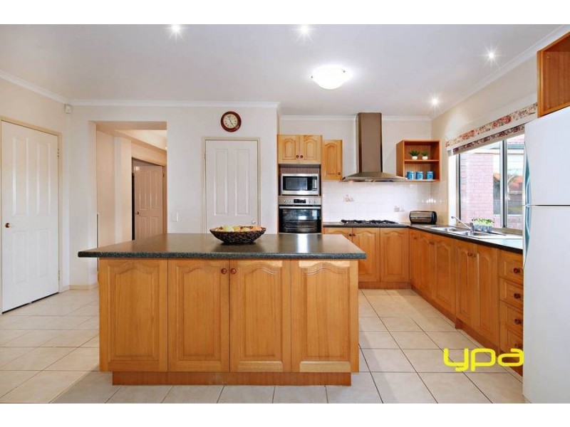 3 Elphinstone Way, Caroline Springs VIC 3023