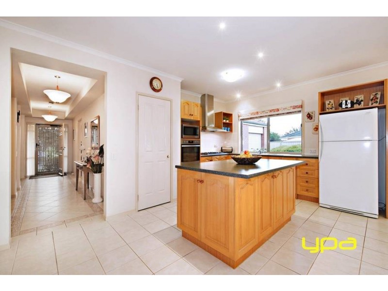 3 Elphinstone Way, Caroline Springs VIC 3023