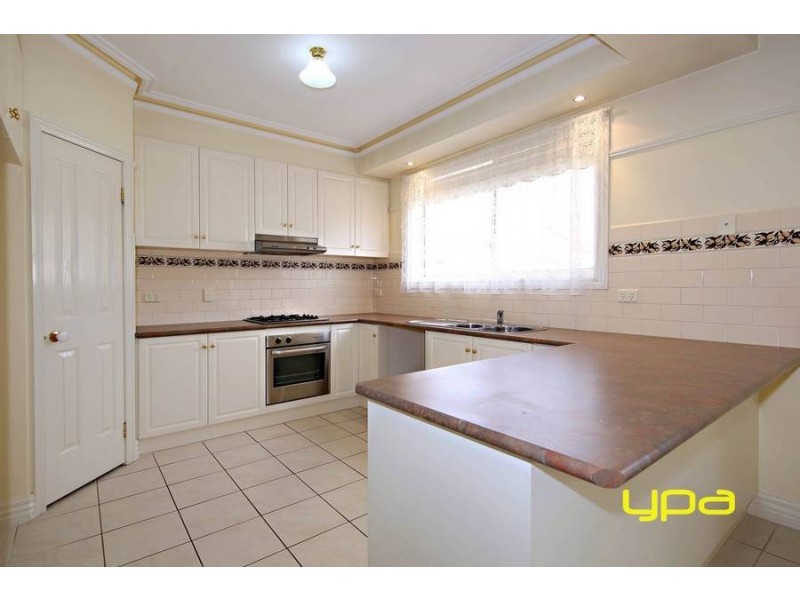 20 Clarendon Wynd, Caroline Springs VIC 3023